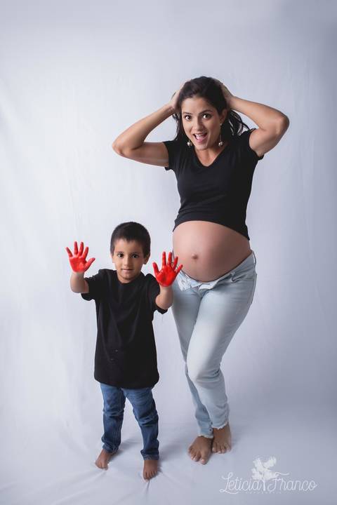 ensaio gestante mamãe recém nascido newborn fotografa fotógrafa brasília df distrito federal baby bebe reborn book melhor leticia franco letícia estúdio mão na barriga preto branco de top e short jeans olhando sentado com irmão mais velho mão vermelha'