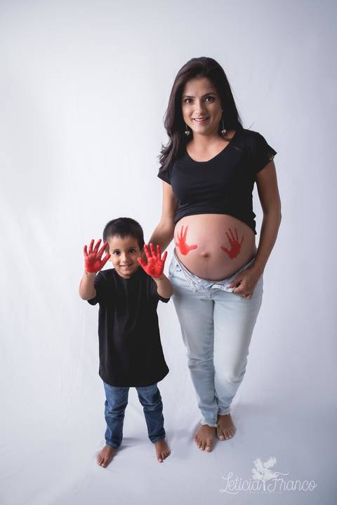 ensaio gestante mamãe recém nascido newborn fotografa fotógrafa brasília df distrito federal baby bebe reborn book melhor leticia franco letícia estúdio mão na barriga preto branco de top e short jeans olhando sentado com irmão mais velho marca da mão '