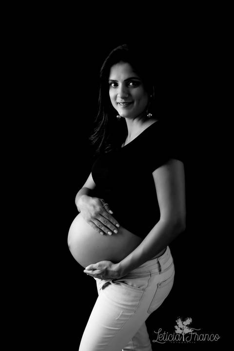 ensaio gestante mamãe recém nascido newborn fotografa fotógrafa brasília df distrito federal baby bebe reborn book melhor leticia franco letícia estúdio mão na barriga preto branco calça jeans fundo preto'
