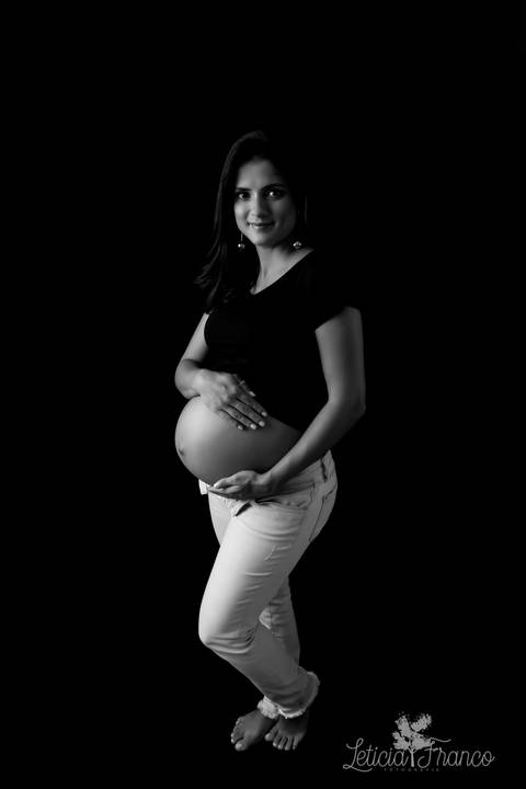 ensaio gestante mamãe recém nascido newborn fotografa fotógrafa brasília df distrito federal baby bebe reborn book melhor leticia franco letícia estúdio mão na barriga preto branco calça jeans fundo preto'