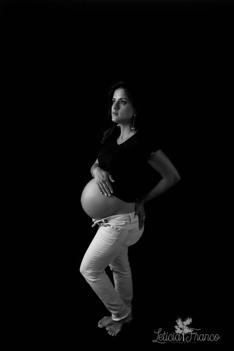 ensaio gestante mamãe recém nascido newborn fotografa fotógrafa brasília df distrito federal baby bebe reborn book melhor leticia franco letícia estúdio mão na barriga preto branco calça jeans fundo preto plena olhando pra cima'