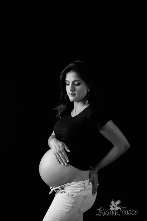 ensaio gestante mamãe recém nascido newborn fotografa fotógrafa brasília df distrito federal baby bebe reborn book melhor leticia franco letícia estúdio mão na barriga preto branco calça jeans fundo preto olhando pra barriga'