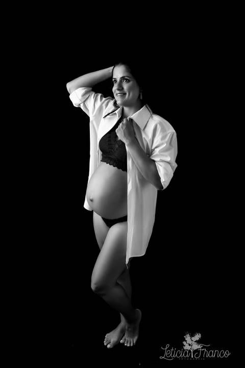 ensaio gestante mamãe recém nascido newborn fotografa fotógrafa brasília df distrito federal baby bebe reborn book melhor leticia franco letícia estúdio mão na barriga preto branco de lingerie fundo preto'