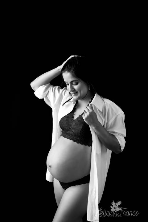 ensaio gestante mamãe recém nascido newborn fotografa fotógrafa brasília df distrito federal baby bebe reborn book melhor leticia franco letícia estúdio mão na barriga preto branco fundo preto camisa social lingerie'