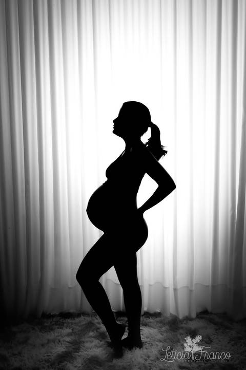 ensaio gestante mamãe recém nascido newborn fotografa fotógrafa brasília df distrito federal baby bebe reborn book melhor leticia franco letícia estúdio mão na barriga preto branco calça jeans fundo preto silhueta perfeita'