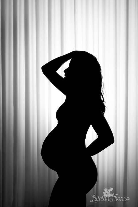 ensaio gestante mamãe recém nascido newborn fotografa fotógrafa brasília df distrito federal baby bebe reborn book melhor leticia franco letícia estúdio mão na barriga preto branco silhueta mão na cabeça e outra na lombar'