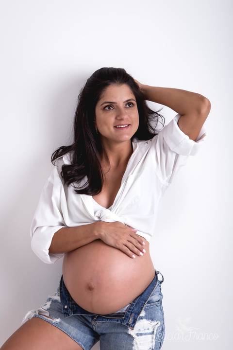 ensaio gestante mamãe recém nascido newborn fotografa fotógrafa brasília df distrito federal baby bebe reborn book melhor leticia franco letícia estúdio mão na barriga no cabelo short jeans e camisa social'