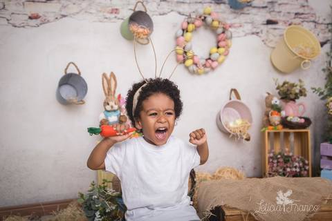 brasilia leticia franco fotografia df lago sul jardim botanico candy colors coelhos orelha de coelho body de renda de manga cumprida apolo abrindo a boca pra morder a cenoura'