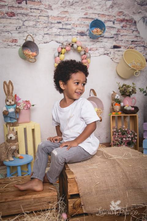 brasilia leticia franco fotografia df lago sul jardim botanico candy colors coelhos orelha de coelho body de renda de manga cumprida apolo fazendo pose sentado no caixote'