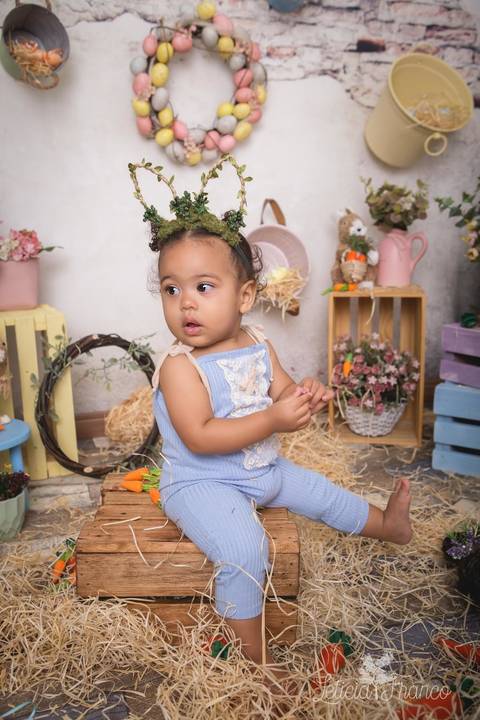 brasilia leticia franco fotografia df lago sul jardim botanico candy colors coelhos orelha de coelho ayla de macacão azul olhando pro lado'