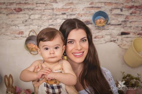 ensaio de páscoa em brasilia leticia franco fotografia df lago sul jardim botanico candy colors coelhos orelha de coelho body de renda de manga cumprida pedro érica de paula doula rostinho colado com a mamãe e sorrindo'