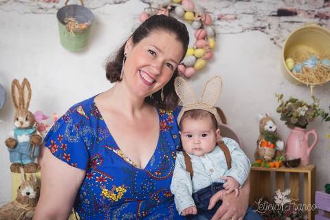 ensaio de páscoa em brasilia leticia franco fotografia df lago sul jardim botanico candy colors coelhos orelha de coelho nicolas 3 meses bebê com a mamãe segurando e orelhas'