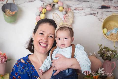 ensaio de páscoa em brasilia leticia franco fotografia df lago sul jardim botanico candy colors coelhos orelha de coelho nicolas 3 meses bebê com a mamãe e sorrindo'