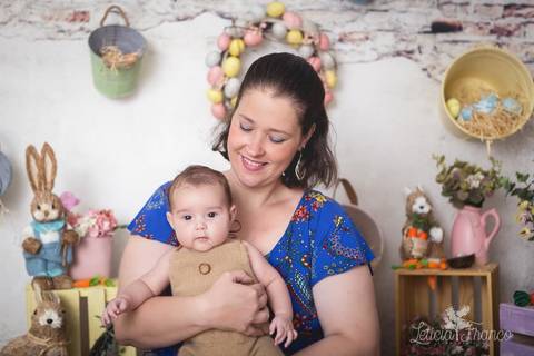 ensaio de páscoa em brasilia leticia franco fotografia df lago sul jardim botanico candy colors coelhos orelha de coelho nicolas 3 meses bebê mamãe olhando '