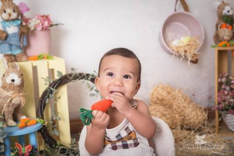ensaio de páscoa em brasilia leticia franco fotografia df lago sul jardim botanico candy colors coelhos orelha de coelho gabriel comendo a cenoura'