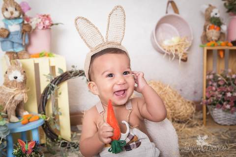 ensaio de páscoa em brasilia leticia franco fotografia df lago sul jardim botanico candy colors coelhos orelha de coelho gabriel com orelha e rindo'