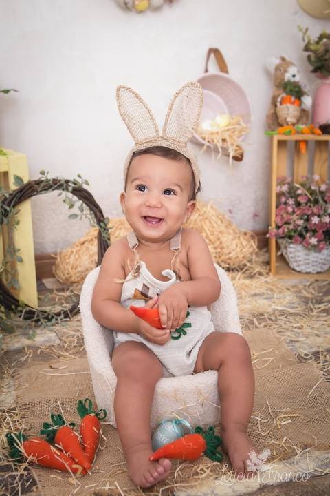 ensaio de páscoa em brasilia leticia franco fotografia df lago sul jardim botanico candy colors coelhos orelha de coelho gabriel olhando pra cima sorrisinho só um dente'