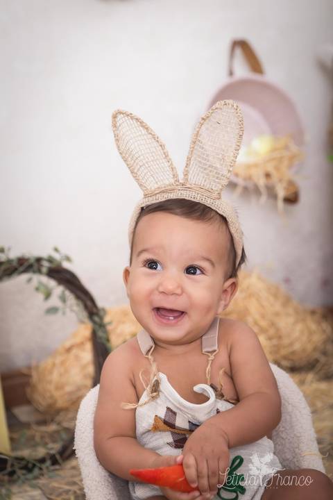ensaio de páscoa em brasilia leticia franco fotografia df lago sul jardim botanico candy colors coelhos orelha de coelho gabriel rindo com orelhas'