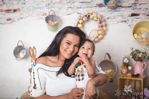 ensaio de páscoa em brasilia leticia franco fotografia df lago sul jardim botanico candy colors coelhos orelha de coelho gabriel com a mamãe comendo a cenoura'