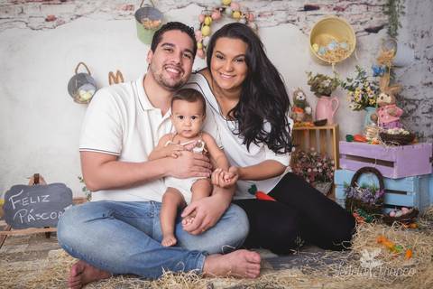 ensaio de páscoa em brasilia leticia franco fotografia df lago sul jardim botanico candy colors coelhos orelha de coelho gabriel com a mamãe e o papai abraçando'