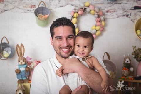 ensaio de páscoa em brasilia leticia franco fotografia df lago sul jardim botanico candy colors coelhos orelha de coelho gabriel de pertinho com papai segurando no colo'