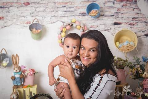 ensaio de páscoa em brasilia leticia franco fotografia df lago sul jardim botanico candy colors coelhos orelha de coelho gabriel com a mamãe segurando bem de pertinho'