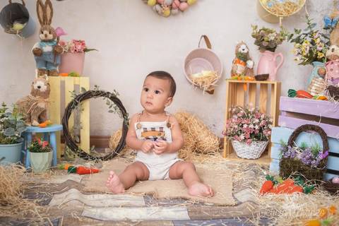 ensaio de páscoa em brasilia leticia franco fotografia df lago sul jardim botanico candy colors coelhos orelha de coelho gabriel sentando no chão'