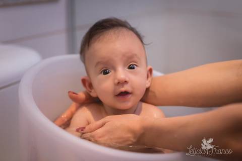 bebê acompanhamento mensal brasilia fotógrafa brasília df distrito federal baby bebe book melhor franco letícia lifestyle 2 meses tomando banho olhando pra mim'