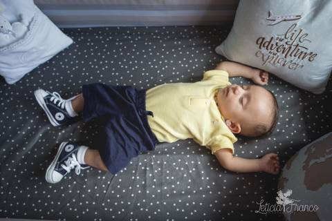 bebê acompanhamento mensal brasilia fotógrafa brasília df distrito federal baby bebe book melhor franco letícia lifestyle 2 meses hora da soneca no berço de bracinho pra cima'