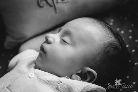 bebê acompanhamento mensal brasilia fotógrafa brasília df distrito federal baby bebe book melhor franco letícia lifestyle 2 meses perfil durante a soneca foto preto e branco'