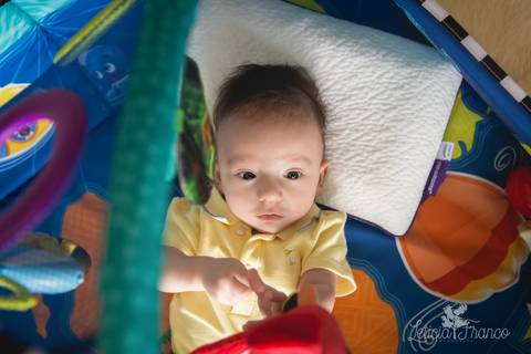 bebê acompanhamento mensal brasilia fotógrafa brasília df distrito federal baby bebe book melhor franco letícia lifestyle 2 meses no tapete de atividades de cima'