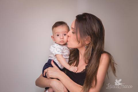 bebê acompanhamento mensal brasilia fotógrafa brasília df distrito federal baby bebe book melhor franco letícia lifestyle 2 meses com a mamãe dando um beijo gostoso'
