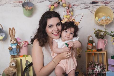 ensaio de páscoa em brasilia leticia franco fotografia df lago sul jardim botanico candy colors coelhos orelha de coelho victoria com a mamãe sorrindo'