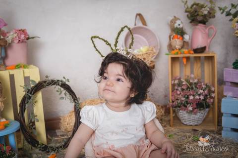 ensaio de páscoa em brasilia leticia franco fotografia df lago sul jardim botanico candy colors coelhos orelha de coelho victoria sorrindo e olhando pra cima'