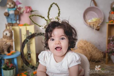 ensaio de páscoa em brasilia leticia franco fotografia df lago sul jardim botanico candy colors coelhos orelha de coelho victoria sorrindo olhando pra camera'