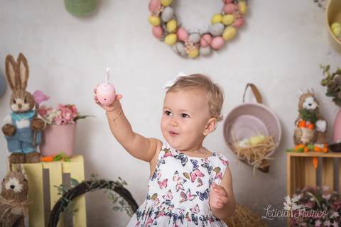 ensaio de páscoa em brasilia leticia franco fotografia df lago sul jardim botanico candy colors coelhos orelha de coelho manuela segurando ovo e mostrando falando ovo'