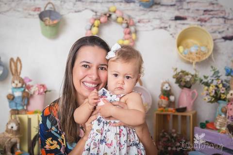 ensaio de páscoa em brasilia leticia franco fotografia df lago sul jardim botanico candy colors coelhos orelha de coelho manuela no colo da mamãe sorrindo'
