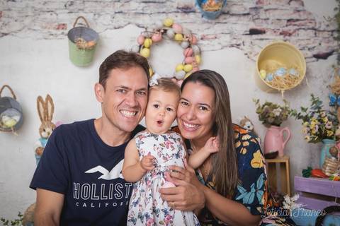 ensaio de páscoa em brasilia leticia franco fotografia df lago sul jardim botanico candy colors coelhos orelha de coelho manuela com papai e mamãe falando ovo bem de pertinho'