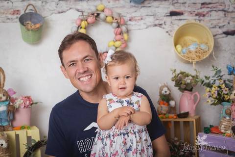 ensaio de páscoa em brasilia leticia franco fotografia df lago sul jardim botanico candy colors coelhos orelha de coelho manuela no colo do papai'