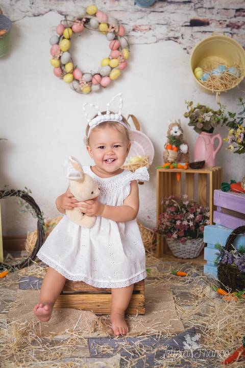 ensaio de páscoa em brasilia leticia franco fotografia df lago sul jardim botanico candy colors coelhos orelha de coelho manuela segurando o coelhinho'