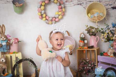 ensaio de páscoa em brasilia leticia franco fotografia df lago sul jardim botanico candy colors coelhos orelha de coelho manuela mostrando o coleho'