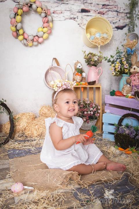 ensaio de páscoa em brasilia leticia franco fotografia df lago sul jardim botanico candy colors coelhos orelha de coelho manuela segurando a cenoura e sorrindo'