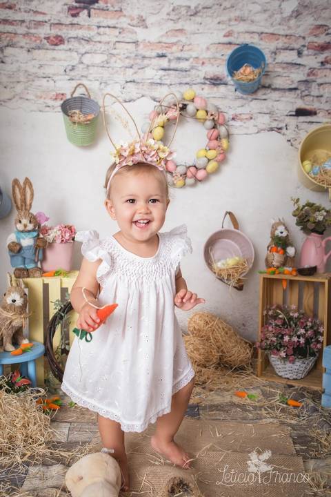 ensaio de páscoa em brasilia leticia franco fotografia df lago sul jardim botanico candy colors coelhos orelha de coelho manuela com a cenoura na mão e sorrindo'