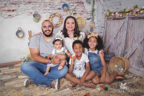 ensaio de páscoa em brasilia leticia franco fotografia df lago sul jardim botanico candy colors coelhos orelha de coelho família completa maria luiza clarice augusto mamãe e papai'