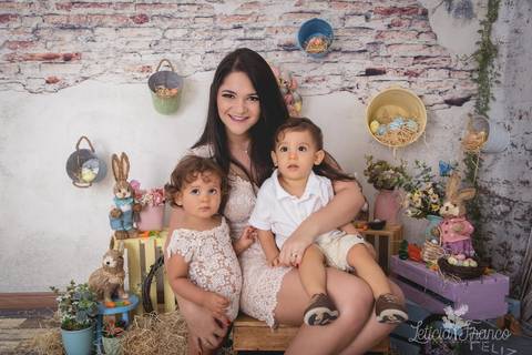 ensaio de páscoa em brasilia leticia franco fotografia df lago sul jardim botanico candy colors coelhos orelha de coelho mamãe bianca com gêmeos lorenzo e liz'