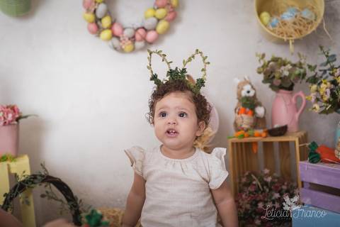 ensaio de páscoa em brasilia leticia franco fotografia df lago sul jardim botanico candy colors coelhos orelha de coelho maitê olhando pra cima'