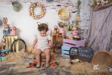 ensaio de páscoa em brasilia leticia franco fotografia df lago sul jardim botanico candy colors coelhos orelha de coelho maitê olhando pra baixo sentada no caixote tok stok'