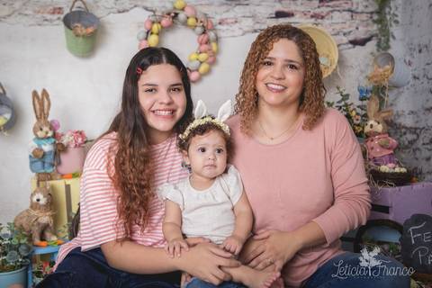 ensaio de páscoa em brasilia leticia franco fotografia df lago sul jardim botanico candy colors coelhos orelha de coelho maitê com a mamãe e a irmã'