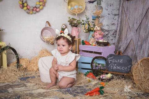 ensaio de páscoa em brasilia leticia franco fotografia df lago sul jardim botanico candy colors coelhos orelha de coelho maitê brincando no chao'