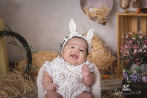 ensaio de páscoa em brasilia leticia franco fotografia df lago sul jardim botanico candy colors coelhos orelha de coelho manuella rindo sentda na cadeirinha'